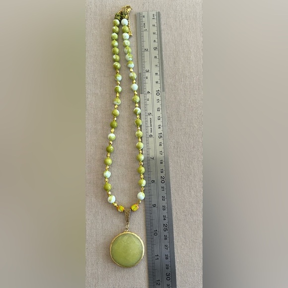 22-1/2 inch Elegant Green Beaded Necklace with Gold Accents - Picture 10 of 14